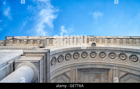 Intagliato un arco di pietra in stile romanico Foto Stock