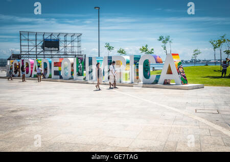 Rio de Janeiro, Brasile - 06 Marzo 2016: firmare le lettere città olimpica di fronte al Museu do Amanhã e VLT Carioca - Luce veh Foto Stock