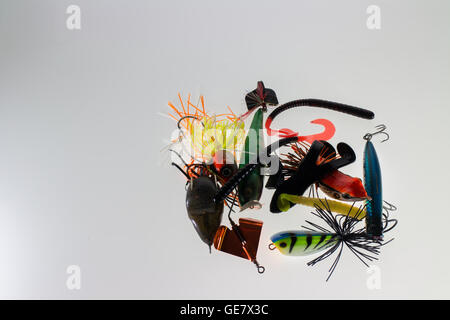 Diverse esche da pesca su sfondo bianco Foto Stock