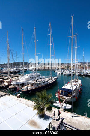 Grandi yacht a vela ormeggiata in Palma marina Moll Vell a Palma di Maiorca, isole Baleari, Spagna il 13 aprile 2016. Foto Stock