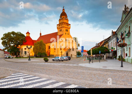 La chiesa e il municipio nella piazza principale di Skalica. Foto Stock