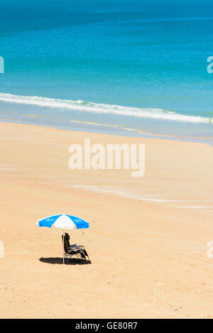 Vuoto due sdraio e ombrellone ombra sulla spiaggia di Cable Beach, Broome, Kimberley, Australia occidentale Foto Stock