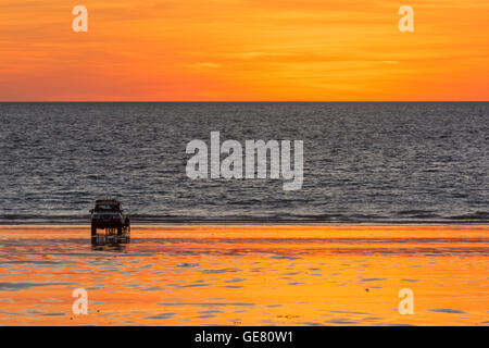 Broome's Cable Beach al tramonto, con un veicolo a quattro ruote motrici parcheggiato sulle sabbie dorate, Broome, Kimberley, Australia Occidentale, Australia Foto Stock