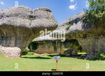 Formazioni di roccia sagomata mediante erosione chiamata Los Osos de La Ciudad Encantada vicino a Cuenca, Castilla La Mancha, in Spagna Foto Stock