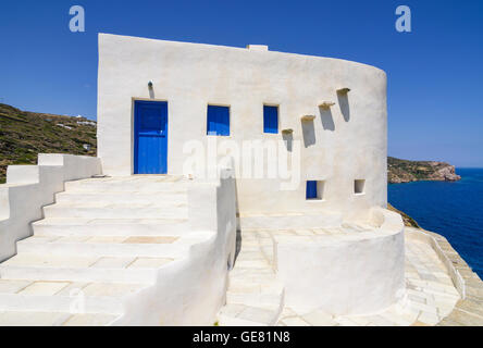 Tradizionale delle Cicladi imbiancate casa che si affaccia sul Mare Egeo sull isola di Sifnos, Cicladi Grecia Foto Stock