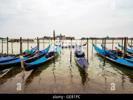 Vista su gondole attraccate verso la chiesa di San Giorgio Maggiore, San Marco, Venezia, Italia Foto Stock