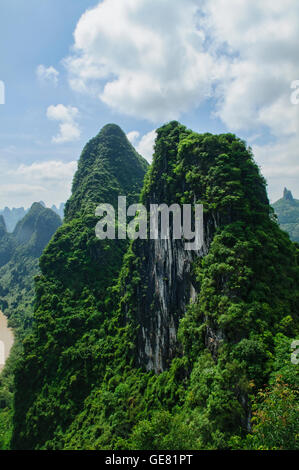 Il Fiume Li e vista sulla montagna dal Laozhai Shan mountain, Xingping, Guangxi Regione autonoma, Cina Foto Stock