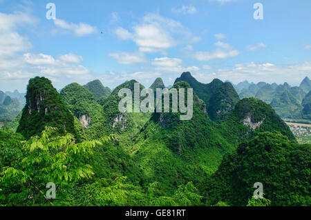 Il Fiume Li e vista sulla montagna dal Laozhai Shan mountain, Xingping, Guangxi Regione autonoma, Cina Foto Stock