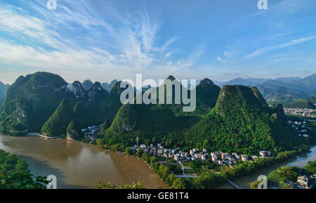 Il Fiume Li e vista sulla montagna dal Laozhai Shan mountain, Xingping, Guangxi Regione autonoma, Cina Foto Stock