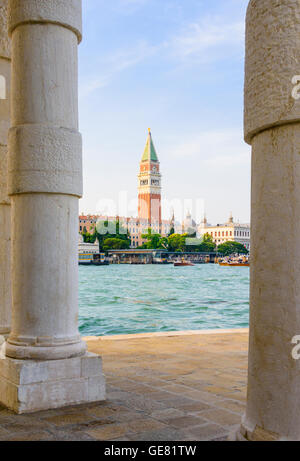 Viste del Campanile di San Marco attraverso le colonne della vecchia casa doganale, Punta della Dogana, Dorsoduro, Venezia, Veneto, Italia Foto Stock