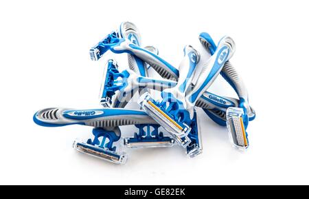 8 Gillette Sensor 3 i rasoi " usa e getta " su sfondo bianco Foto Stock