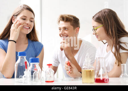 Lezione chimica, gli esperimenti di chimica Foto Stock