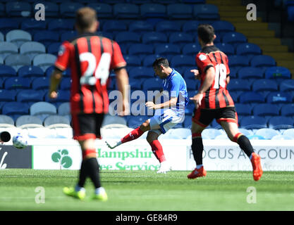 Gary Roberts dei punteggi di Portsmouth il suo lato del primo obiettivo durante la pre-stagione amichevole a Fratton Park di Portsmouth. Foto Stock