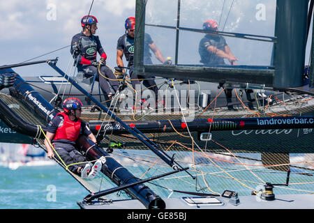 Sir Ben Ainslie e il suo Land Rover BAR equipaggio il giorno tre della Coppa America Wold serie evento di Portsmouth. Foto Stock