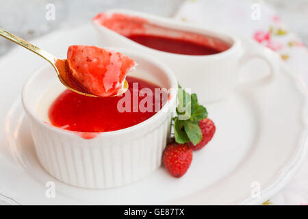 Il dessert panna cotta con salsa di fragole in una pentola con lo stile di un romantico Foto Stock