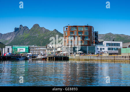 Vista sul pittoresco porto di pesca di Svolvaer nelle regioni artiche della Norvegia, una popolare destinazione turistica in alta stagione Foto Stock