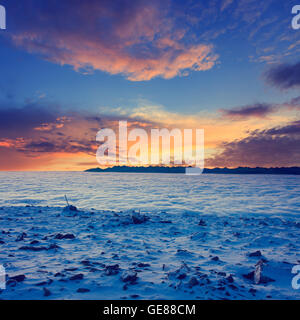 In inverno il paesaggio di montagna e bellissima alba, look vintage Foto Stock