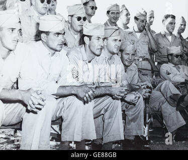 Comandante della compagnia, 1 ° sgt e arruolati uomini, Camp Huckstep, Egitto, 1944 US Army Foto Stock