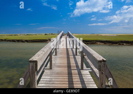 Passerella per le dune passerella in legno si estende su una palude verso il lontano dalle dune e oceano nel sandwich, Cape Cod, Massachuset Foto Stock