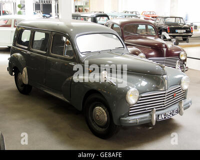 La Peugeot 203 Limousine commerciale del 1956, una rara variante della Peugeot 203, è una classica auto francese nota per le sue caratteristiche di lusso e il design robusto. Questo modello è ora considerato un modello da collezione, con la versione limousine commerciale particolarmente ricercata dagli appassionati di auto. Foto Stock