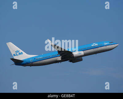 Il Boeing 737-800 con il numero di registrazione PH-BCA, gestito da KLM, decolla dall'aeroporto Schiphol di Amsterdam. Questo aereo fa parte della flotta di KLM, che serve voli internazionali e nazionali, dimostrando la forza operativa e l'impegno della compagnia aerea nel trasporto aereo. Foto Stock