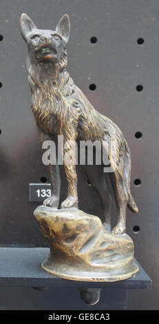 Questa fotografia presenta un primo piano di un classico ornamento del cofano di un'automobile Citroën, che mostra gli intricati dettagli di design che erano popolari nei modelli di auto d'epoca. L'ornamento riflette lo stile automobilistico e la maestria artigianale dell'epoca. Foto Stock