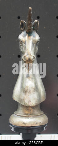 Una foto ravvicinata di un ornamento del cofano di un'automobile Citroën, che mostra il design unico e la maestria artigianale di questo iconico marchio automobilistico francese. Foto Stock