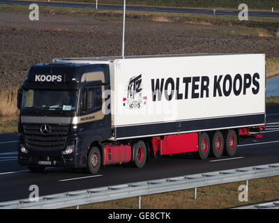 Questa fotografia raffigura un Mercedes Actros, un veicolo per impieghi gravosi noto per la sua affidabilità e la sua ingegneria. L'immagine mette in evidenza il design e le capacità del veicolo, in particolare il suo ruolo industriale e di trasporto nella logistica. Foto Stock