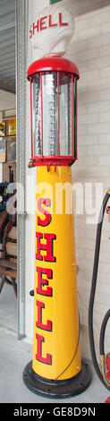 Questa foto cattura una pompa a benzina d'epoca, in particolare un modello "Oude Shell", indicativo delle stazioni di rifornimento dei primi anni del XX secolo. Queste pompe facevano parte dell'ascesa della cultura automobilistica nei primi anni '1900 Foto Stock