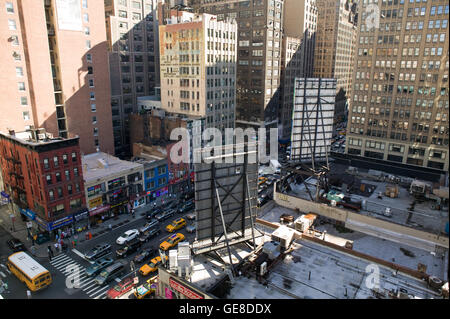 Vista della giunzione di 40th Street e la 8th Avenue in New York City, Stati Uniti d'America, dal tetto del Port Authority Bus Station, 23 set Foto Stock