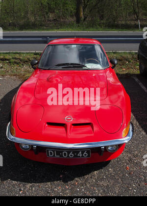 La 1970 *Opel GT* in rosso è un'auto sportiva classica nota per il suo design elegante e le prestazioni potenti. Questo veicolo rappresenta l'innovazione automobilistica dell'epoca, con il suo stile distintivo e lo status di oggetto da collezione per gli appassionati di auto d'epoca. Foto Stock