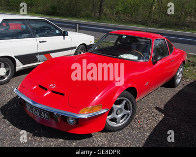 Questa immagine presenta una Opel GT 1970, una classica auto sportiva nota per il suo design elegante e compatto e le caratteristiche distintive come i fari a scomparsa e la carrozzeria curvilinea. Foto Stock