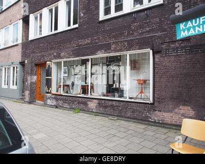 L'immagine mostra Renier Claeszenstraat 6, un indirizzo residenziale situato in una città nei Paesi Bassi. La foto cattura l'esterno dell'edificio, riflettendo il suo stile architettonico e la sua posizione. Foto Stock