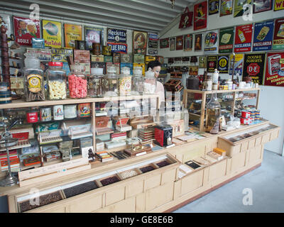 Questa immagine mostra un'esposizione del Museum for Nostalgia and Technology, incentrata su un negozio di sigari vintage. La collezione mette in risalto la storia dei prodotti del tabacco, offrendo uno sguardo nostalgico sulla cultura del commercio al dettaglio dei primi anni del XX secolo. Foto Stock