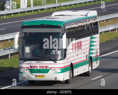 Il pullman Volvo Jonckheere, parte di Bobo Tours, è un veicolo di lusso progettato per i viaggi a lunga distanza. Nota per il suo comfort e la sua durata, offre un servizio eccellente ai passeggeri su vari percorsi. Foto Stock