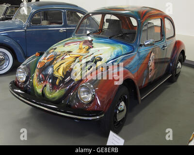 Il Maggiolino Volkswagen, affettuosamente conosciuto come il "Kever" in alcune regioni, divenne un simbolo iconico del movimento Flower Power negli anni '1960, incarnando pace, amore e controcultura. Il veicolo è stato dipinto con colori vivaci e motivi floreali per rappresentare questi ideali. Foto Stock