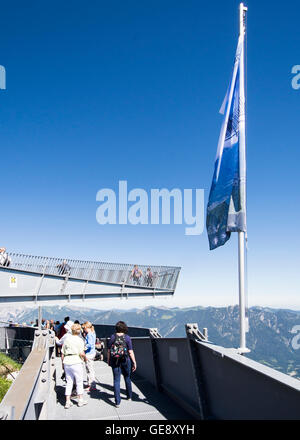 GARMISCH, Germania - 10 Luglio: Turisti in Alpspix piattaforma di osservazione sulla montagna Osterfeldkopf a Garmisch, Germania nel mese di luglio Foto Stock