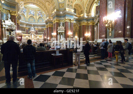 Santa Messa nella Basilica di Santo Stefano (Cattedrale Cattolica Romana). È la più grande chiesa di Budapest, in Ungheria Foto Stock