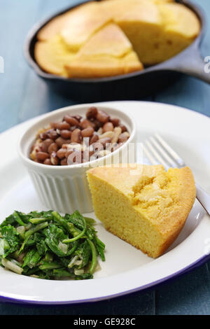 Fagioli e verdure con cornbread, la cucina del Sud degli Stati Uniti Foto Stock