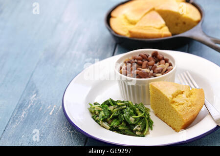 Fagioli e verdure con cornbread, la cucina del Sud degli Stati Uniti Foto Stock