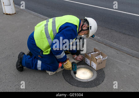 Un elettricista che sostituisce una nuova lampadina sul ponte Elisabetta sul Danubio a Budapest, Ungheria Foto Stock