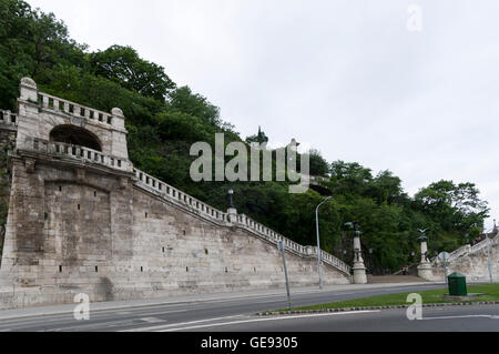 La Grotta della collina di Gellért (Gellérthegyi-barling) fa parte di una rete di grotte all'interno della collina di Gellért a Budapest, Ungheria. Foto Stock