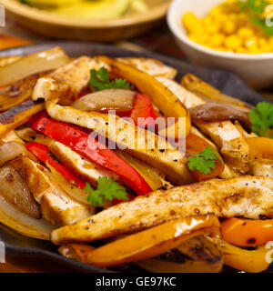 Le fajitas di pollo alla griglia con cipolle e peperoni Foto Stock