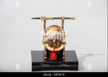 Giapponese Kabuto casco e katana set utilizzato da Samurai Foto Stock