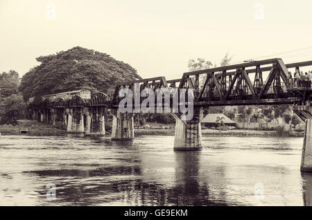 Bianco e nero vintage stile foto treni per viaggiare in esecuzione sul vecchio ponte sul fiume Kwai è un attrazioni storiche Foto Stock