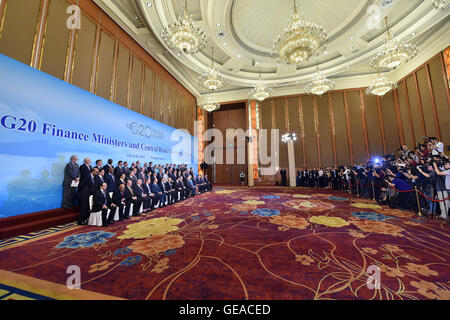 Chengdu, cinese della provincia di Sichuan. Il 24 luglio, 2016. I partecipanti posano per una foto di gruppo durante una riunione del G20 dei ministri delle finanze e i governatori della Banca centrale a Chengdu, capitale del sud-ovest della Cina di provincia di Sichuan, 24 luglio 2016. © Li Xin/Xinhua/Alamy Live News Foto Stock