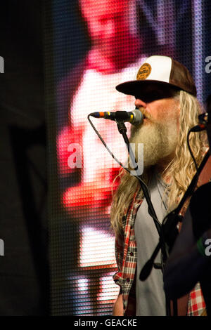 Ipswich, Suffolk, Regno Unito, 23 luglio, 2016. Jack Bessant, bassista chitarrista con la band Reef, suonare dal vivo sul palco del 2016 Jimmy's Farm Festival di salsicce e birra. Ronnie McMillan/Alamy Live News Foto Stock