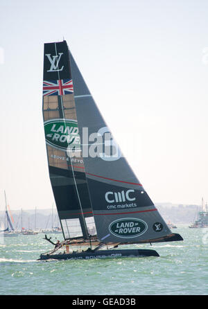 Portsmouth, Regno Unito. 23rd luglio, 2016.Land Rover BAR GB squadra di vela con ben Ainslie in competizione nella Coppa del mondo d'America del Solent. Foto Stock