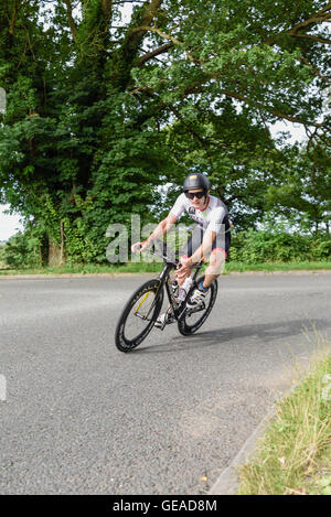 Oxton, Nottinghamshire, Regno Unito. Il 24 luglio, 2016. I concorrenti di tutte le norme di competere nell'estenuante triathlon,nuotare 2.4m,112m bike,e 26.2m. Iniziando e terminando con la Holme pierrepont,National Watersports Centre. Credito: Ian Francesco/Alamy Live News Foto Stock