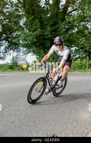 Oxton, Nottinghamshire, Regno Unito. Il 24 luglio, 2016. I concorrenti di tutte le norme di competere nell'estenuante triathlon,nuotare 2.4m,112m bike,e 26.2m. Iniziando e terminando con la Holme pierrepont,National Watersports Centre. Credito: Ian Francesco/Alamy Live News Foto Stock